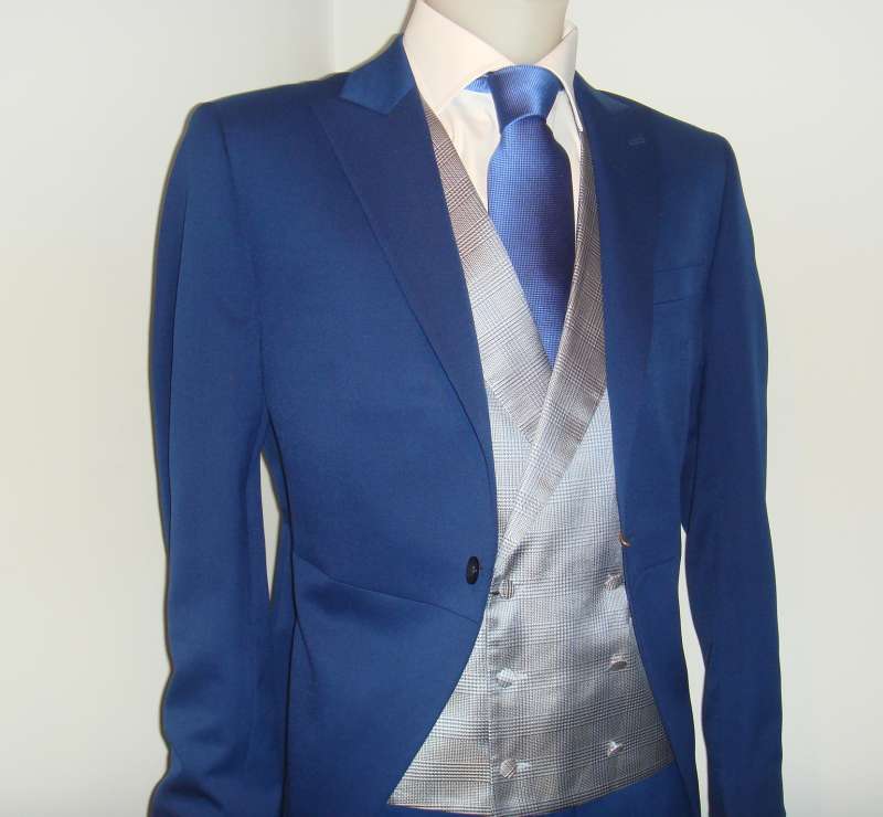 Chaqué azul claro con corbata azul y chaleco gris principe de gales. Boda 10, barrio de Salamanca, Madrid.