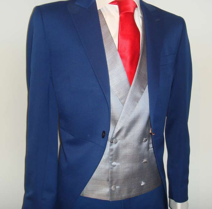 Chaqué azul claro con corbata roja y chaleco gris claro. Boda 10, barrio de Salamanca, Madrid.