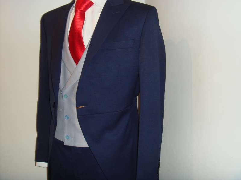 Chaqué azul oscuro con corbata roja y chaleco gris claro. Boda 10, barrio de Salamanca, Madrid.